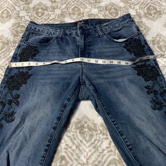 Blue flower embroidered jeans ❤️ - Picture 4 of 5